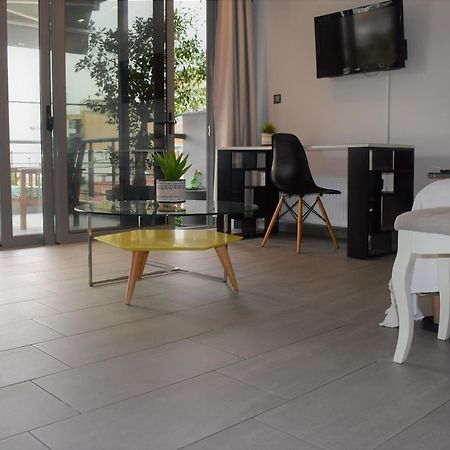 Stylish Boutique Loft With Private Balcony Apartment Athena Bagian luar foto