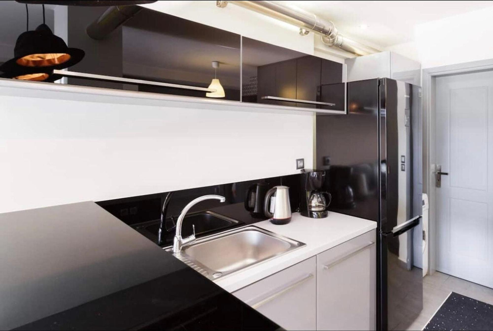 Stylish Boutique Loft With Private Balcony Apartment Athena Bagian luar foto