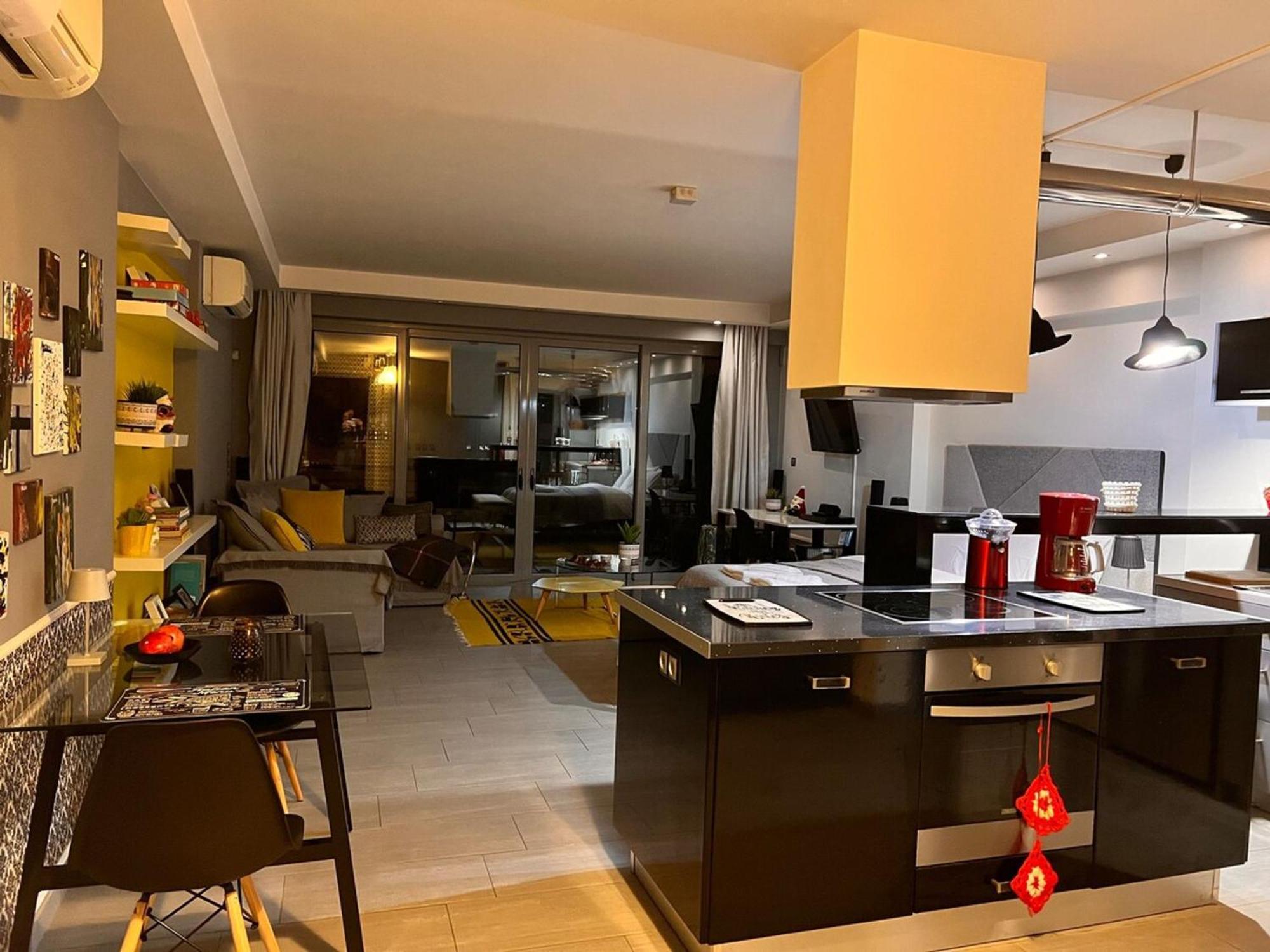 Stylish Boutique Loft With Private Balcony Apartment Athena Bagian luar foto