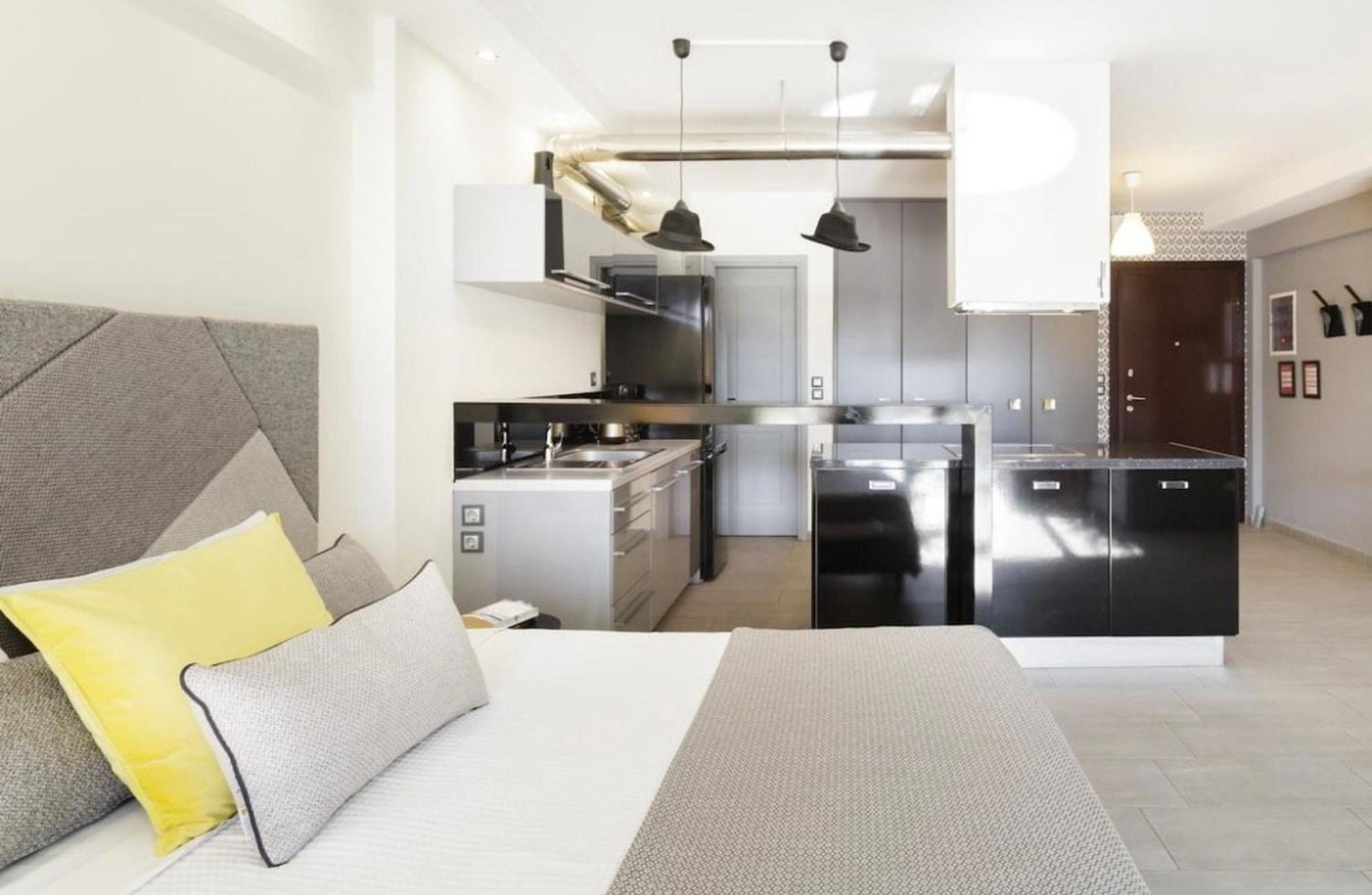 Stylish Boutique Loft With Private Balcony Apartment Athena Bagian luar foto