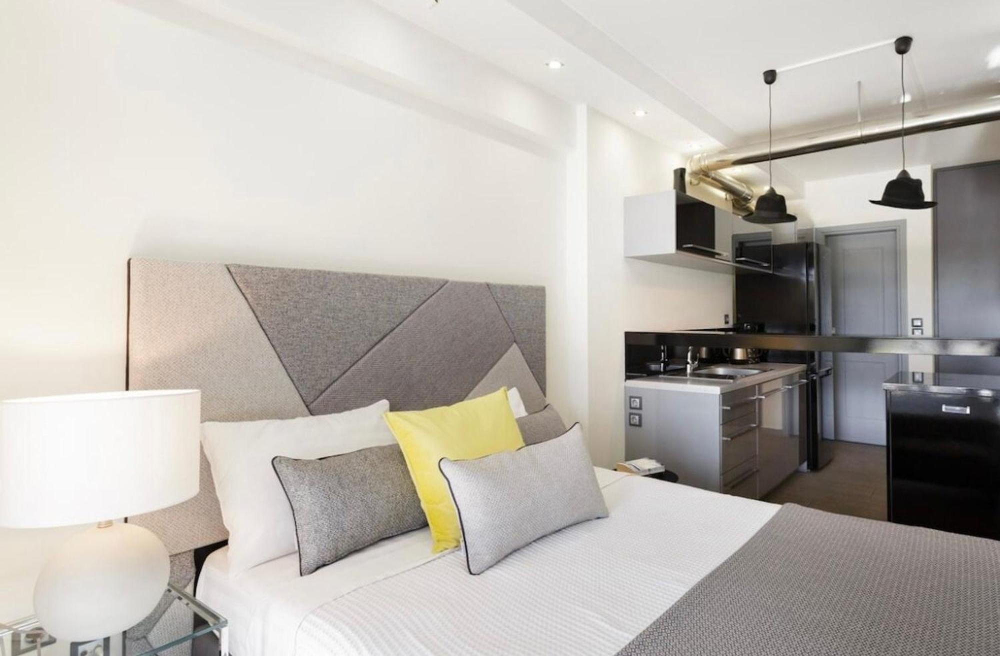 Stylish Boutique Loft With Private Balcony Apartment Athena Bagian luar foto