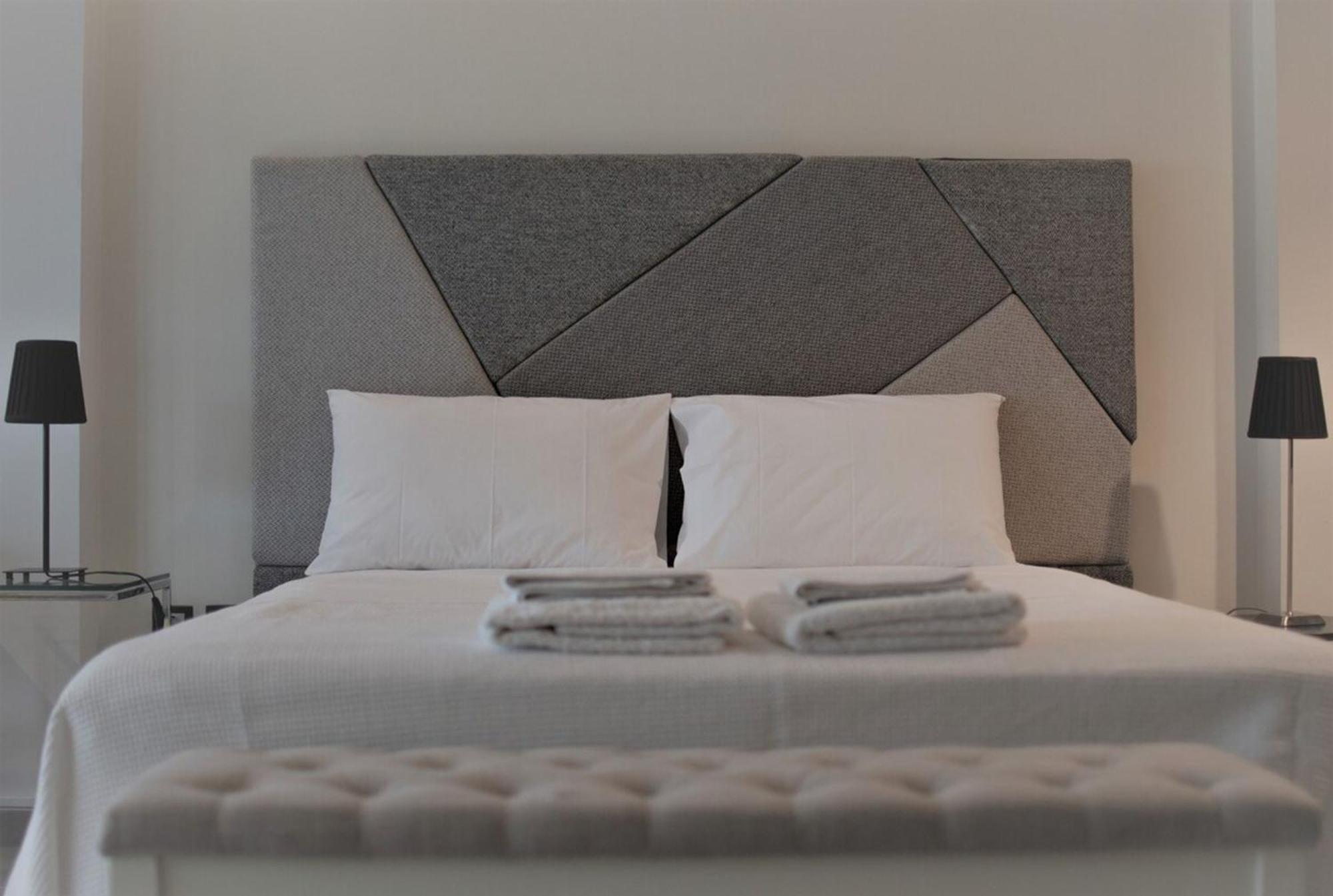 Stylish Boutique Loft With Private Balcony Apartment Athena Bagian luar foto