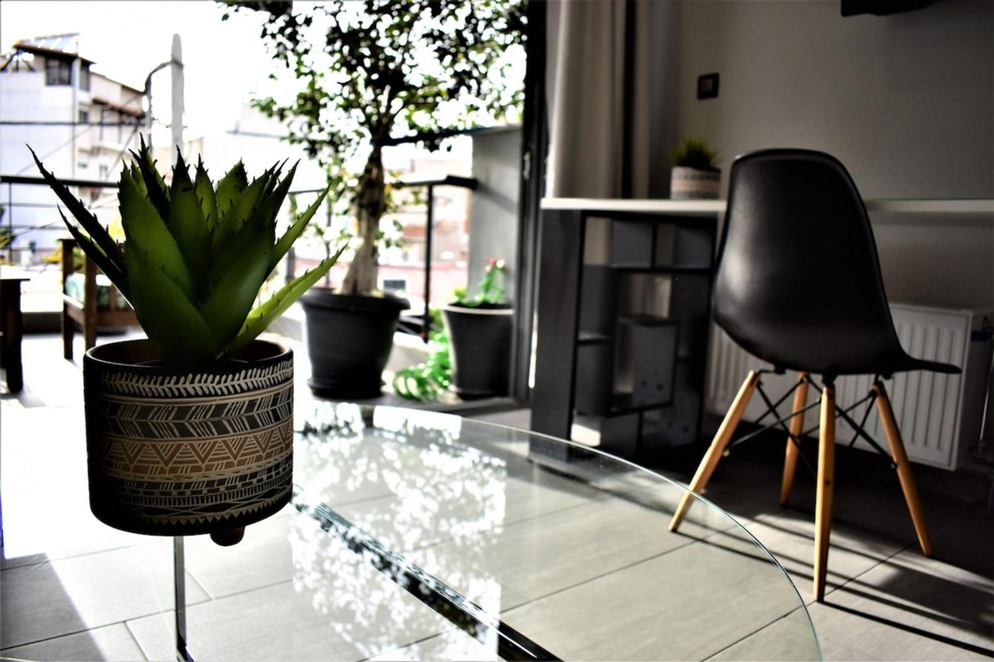 Stylish Boutique Loft With Private Balcony Apartment Athena Bagian luar foto