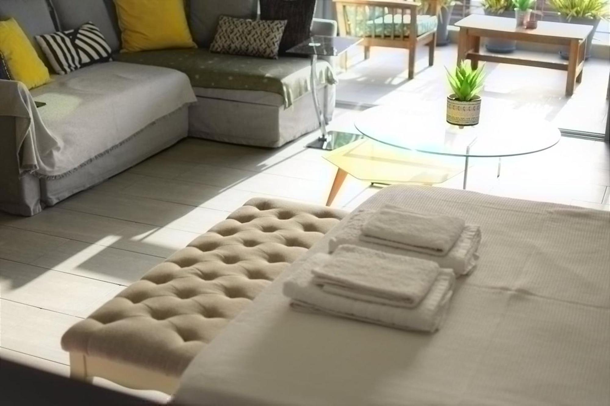 Stylish Boutique Loft With Private Balcony Apartment Athena Bagian luar foto